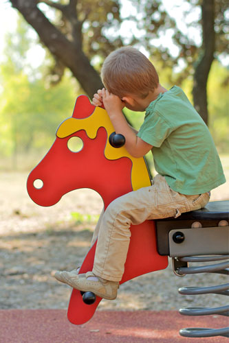 niño en caballo de patio